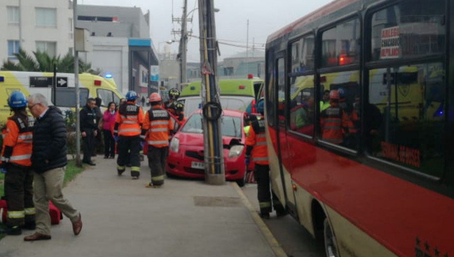 Colisión entre microbús y vehículo menor deja 17 lesionados en Viña del Mar: dos están graves