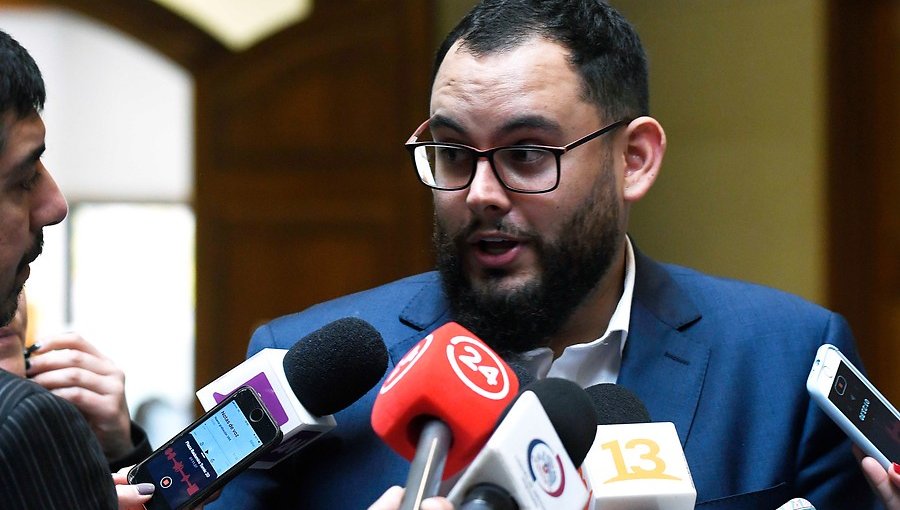 Periodista agredido por diputado García en el Congreso fue citado a la Comisión de Ética