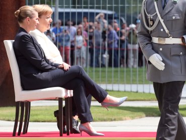 Angela Merkel rompe el protocolo y recibe sentada a la primera ministra danesa, tras últimos temblores