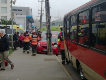 Colisión entre microbús y vehículo menor deja 17 lesionados en Viña del Mar: dos están graves