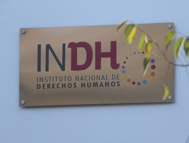 Instituto Nacional de DD.HH. presenta querella por vejámenes a profesora en comisaría de Copiapó