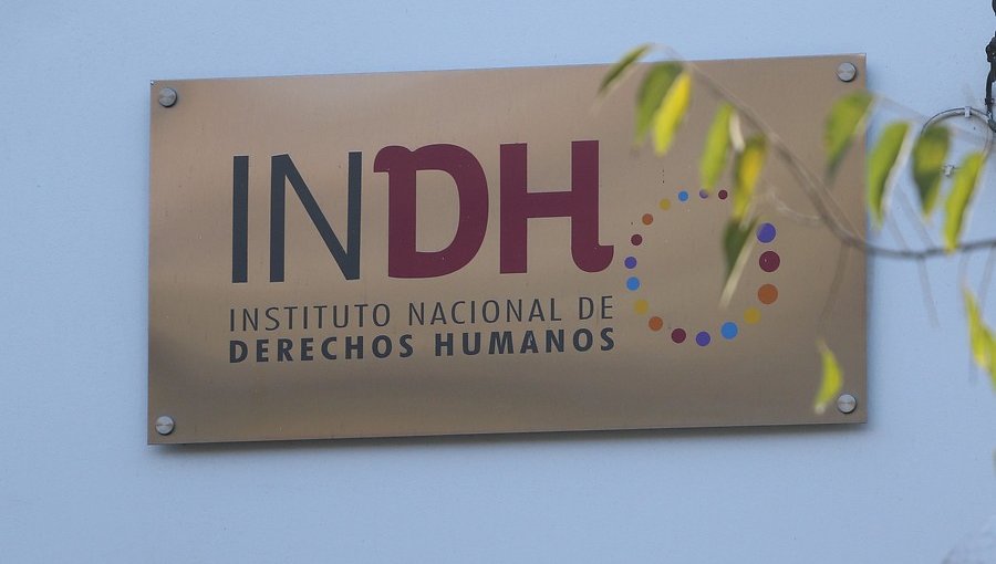 Instituto Nacional de DD.HH. presenta querella por vejámenes a profesora en comisaría de Copiapó
