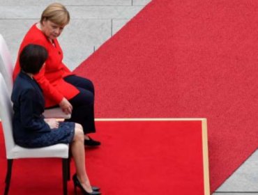 Angela Merkel vuelve a recibir sentada a un líder internacional por sus problemas de salud