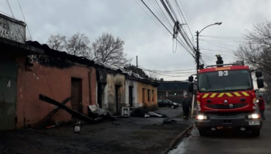 11 domicilios y locales comerciales se quemaron en dos incendios simultáneos en Los Ángeles