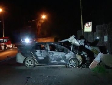 Persecución policial termina en Lo Barnechea con auto volcado e incendiado, balacera y cuatro detenidos