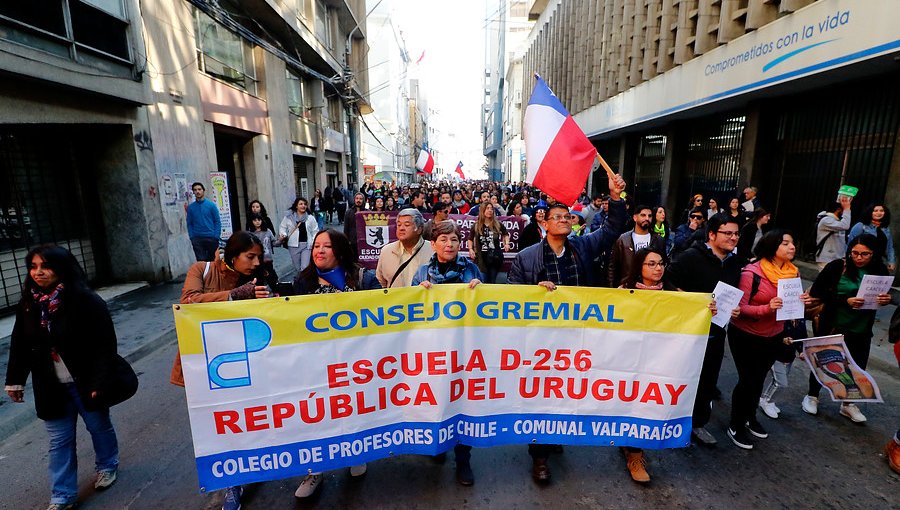 Con serios incidentes culminó marcha en Valparaíso: encapuchados se enfrentaron a Carabineros