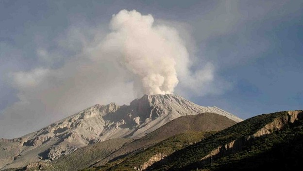 Cientos de personas fueron evacuadas por la erupción del volcán Ubinas en el sur de Perú