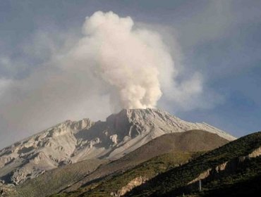 Cientos de personas fueron evacuadas por la erupción del volcán Ubinas en el sur de Perú