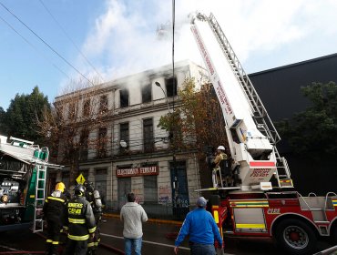 Cortocircuito habría provocado incendio que destruyó un antiguo edificio de Valparaíso