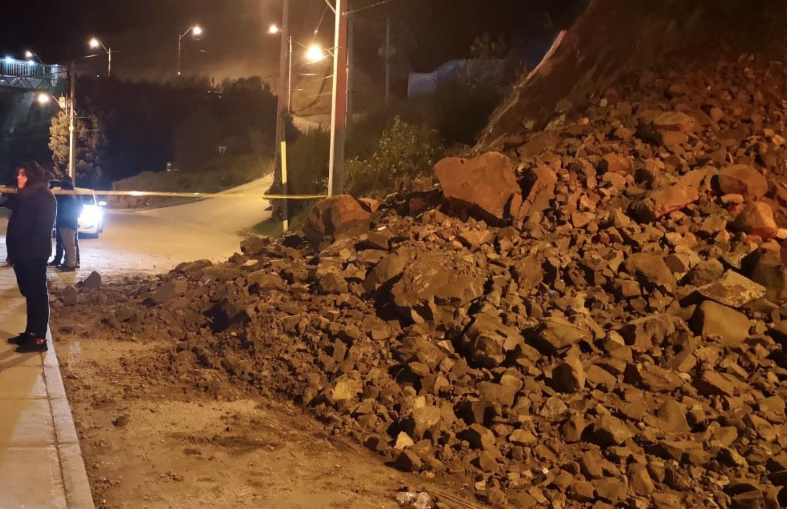 Deslizamiento de tierra a metros de viviendas mantiene en vilo a vecinos de cerro de Valparaíso