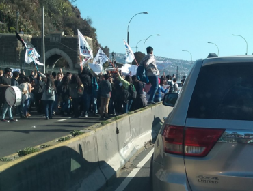 Estudiantes de la Universidad Santa María se tomaron la Av. España en Valparaíso