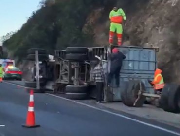 En Lo Vásquez: Camiones colisionaron en la ruta 68, dejando a sus dos conductores lesionados