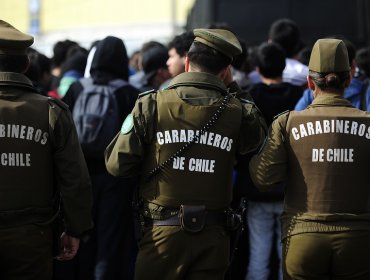 Detienen a una decena de carabineros por presuntos apremios ilegítimos a ambulantes en Santiago