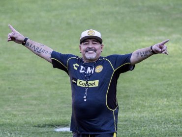 Diego Maradona fue intervenido con éxito por un problema en su rodilla derecha