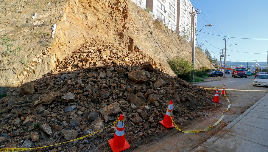 Descartan daño estructural en edificios por deslizamiento de tierra en Valparaíso