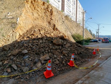 Descartan daño estructural en edificios por deslizamiento de tierra en Valparaíso