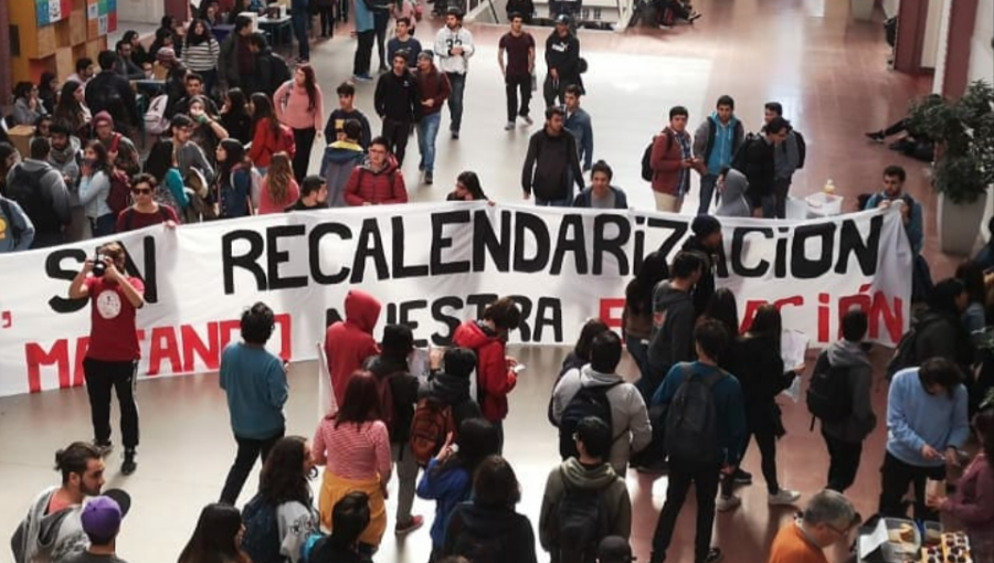 Estudiantes de la Universidad Santa María se tomaron la Casa Central, en Valparaíso