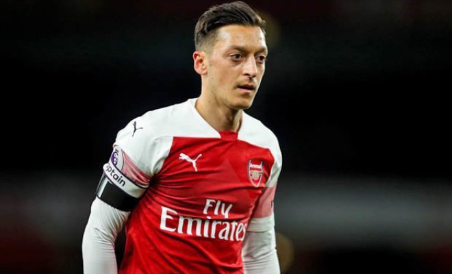 Mesut Ozil fue "rescatado" por compañero de equipo tras sufrir un intento de asalto