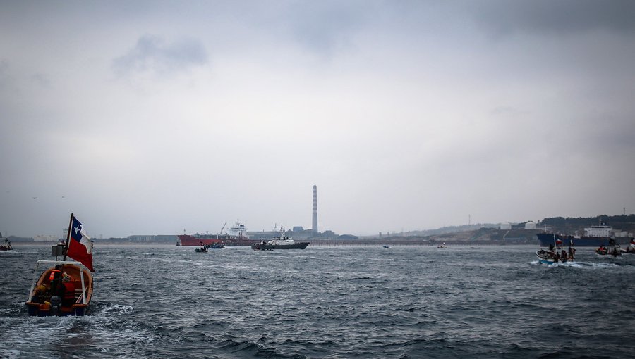 El extraño caso del barco lleno de combustible que estuvo tres semanas en Quintero y se fue