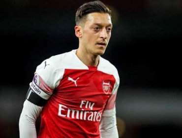 Mesut Ozil fue "rescatado" por compañero de equipo tras sufrir un intento de asalto