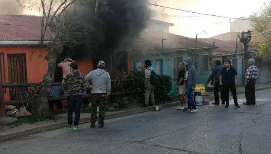 Incendio destruyó una casa en el cerro Esperanza de Valparaíso: una persona resultó quemada