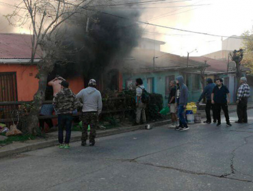 Incendio destruyó una casa en el cerro Esperanza de Valparaíso: una persona resultó quemada