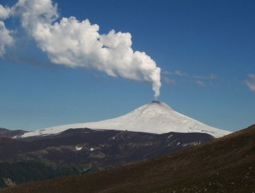 Aumento de sismicidad del volcán Villarrica alerta a las autoridades