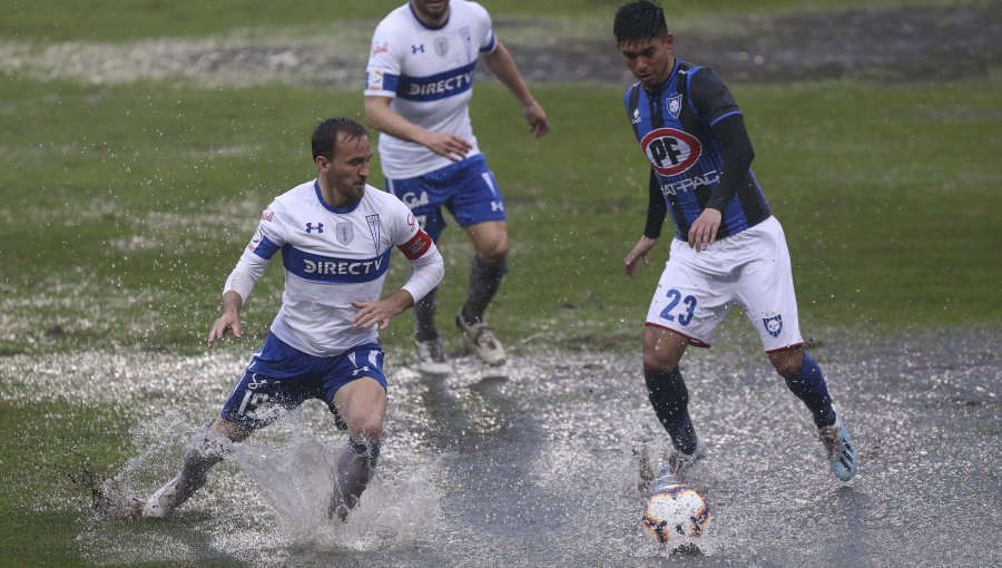 La UC gana en un aguacero a Huachipato y se consolida en la punta