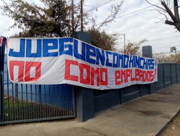 Hinchas de la U colgaron lienzos en apoyo a Herrera y criticando al plantel