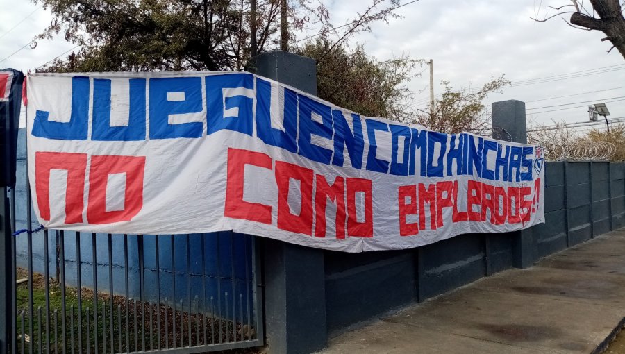 Hinchas de la U colgaron lienzos en apoyo a Herrera y criticando al plantel