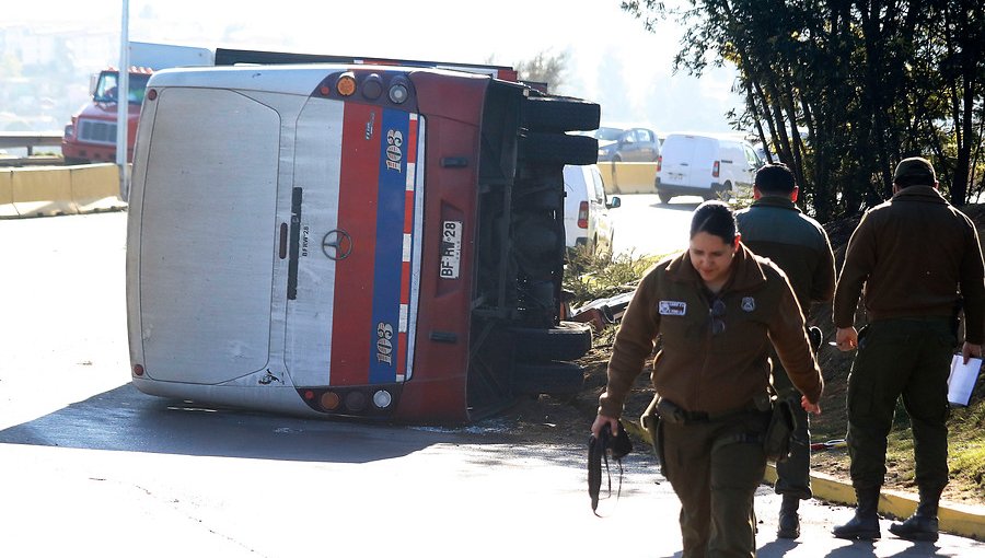 Volcamiento de bus deja a 14 personas lesionadas en el Camino Internacional de Viña del Mar