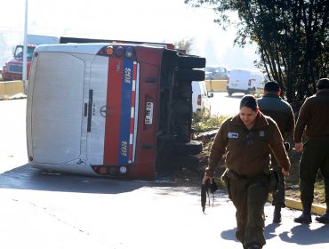 Volcamiento de bus deja a 14 personas lesionadas en el Camino Internacional de Viña del Mar