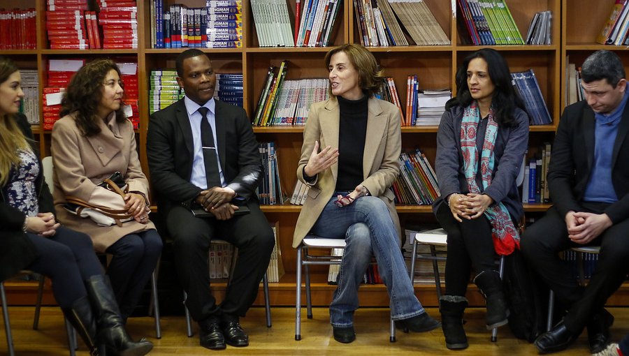 Ministra Cubillos valoró el ingreso de 438 profesores extranjeros al sistema educativo