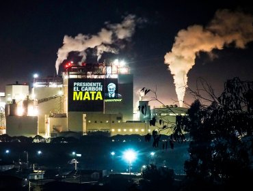 Greenpeace proyectó imágenes en planta de AES Gener por contaminación en Quintero