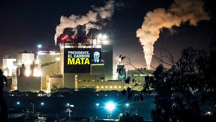 Greenpeace proyectó imágenes en planta de AES Gener por contaminación en Quintero