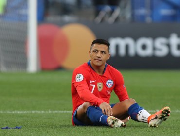 Alexis partió mal su retorno al United y sufrió "la primera amarilla" en Inglaterra