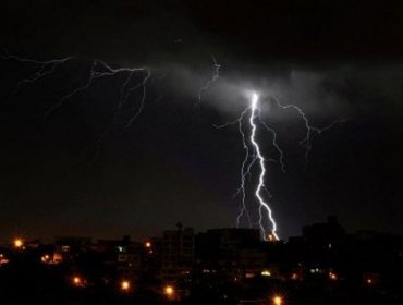 Hombre fue impactado por un rayo al levantar su hacha cuando cortaba leña en el Biobío