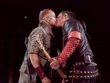 Integrantes de Rammstein se besaron en protesta a políticas anti LGBT de Rusia