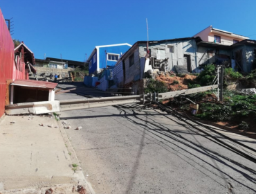 Tres postes cayeron en Viña del Mar luego del fuerte sismo en Pichilemu