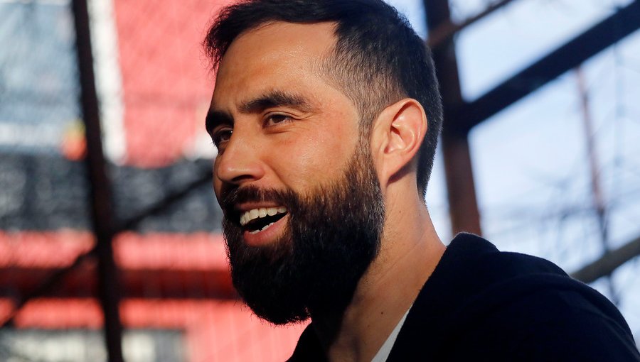 Claudio Bravo donó cuatro casas a damnificados de incendio en Santa Olga