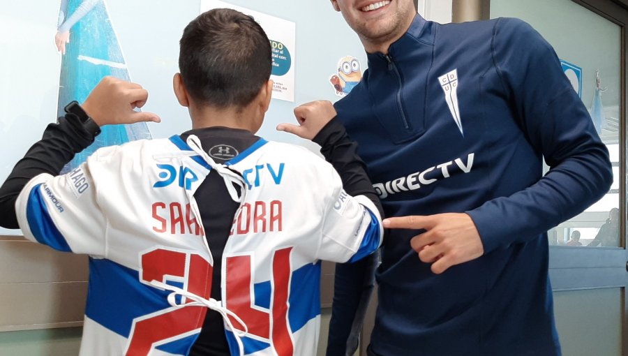 Jugadores de la UC visitaron a niños de la Unidad Oncológica del hospital San Juan de Dios