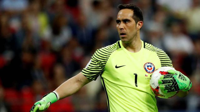 América de México busca remecer el mercado fichando a Claudio Bravo