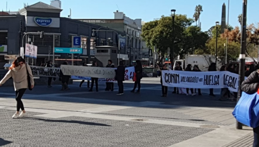 Funcionarios en huelga de la Corporación para la Nutrición Infantil se manifestaron en la Intendencia de Valparaíso