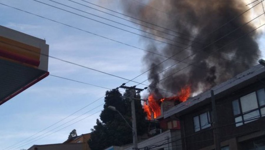 Un adulto mayor muerto y 3 lesionados en incendio de 3 viviendas en Viña del Mar