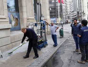 Multan a vecinos que limpian las veredas "fuera de horario" en Valparaíso