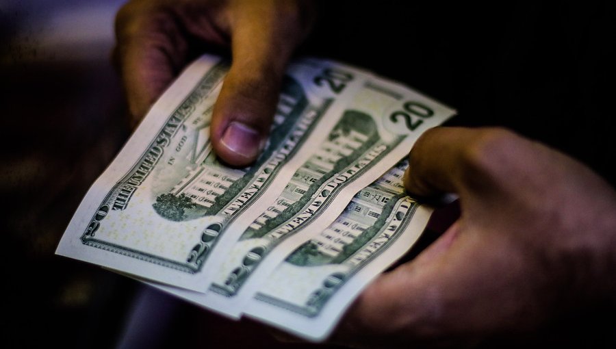 El precio del dólar sigue en alza y supera los $720 en el mercado cambiario local