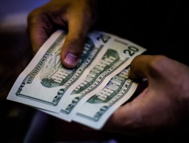 El precio del dólar sigue en alza y supera los $720 en el mercado cambiario local