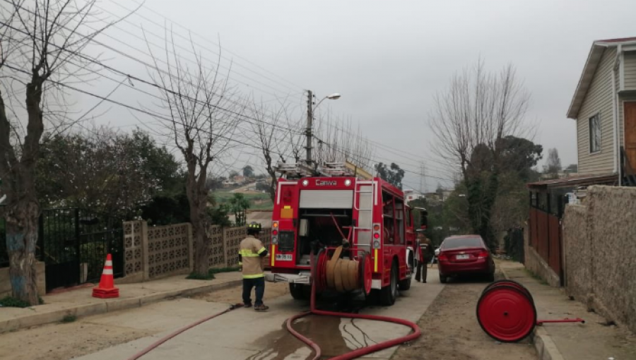 Incendio destruye una vivienda en la parte alta de Viña del Mar: una familia damnificada