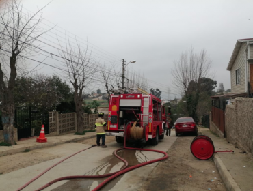 Incendio destruye una vivienda en la parte alta de Viña del Mar: una familia damnificada