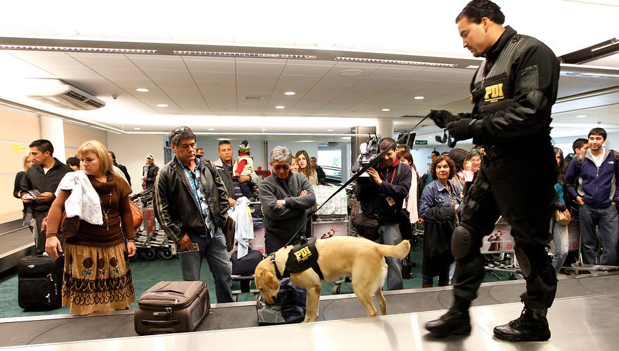 Mujer sorprendida con droga en el Aeropuerto de Pudahuel fue condenada a cinco años de presidio